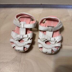 Little Girls White Bow-Accent Sandals with Pink Footbed